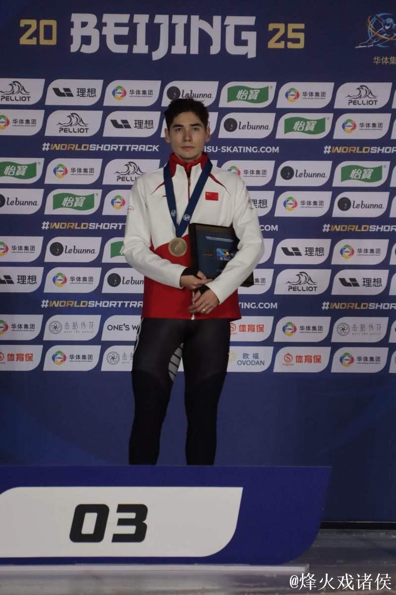 刘少昂惊艳逆袭,中国短道队摘得新赛季首枚金牌 刘少昂惊艳逆袭,中国短道队摘得新赛季首枚金牌